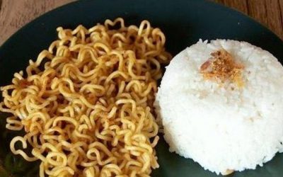 BAHAYA MAKAN MIE CAMPUR NASI